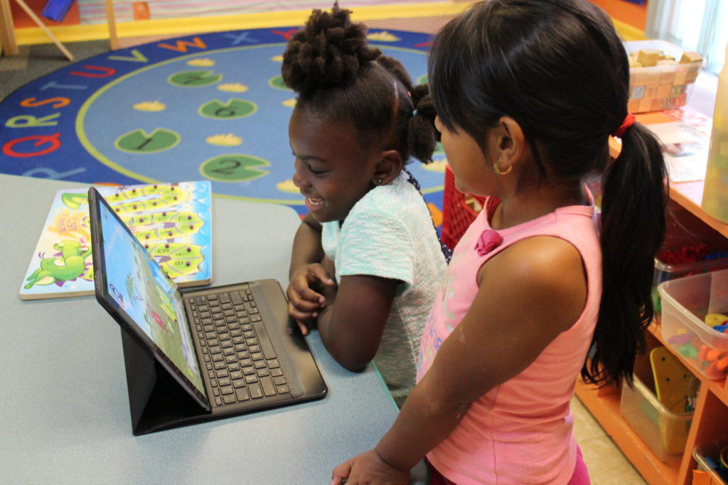 girls playing spanish safari