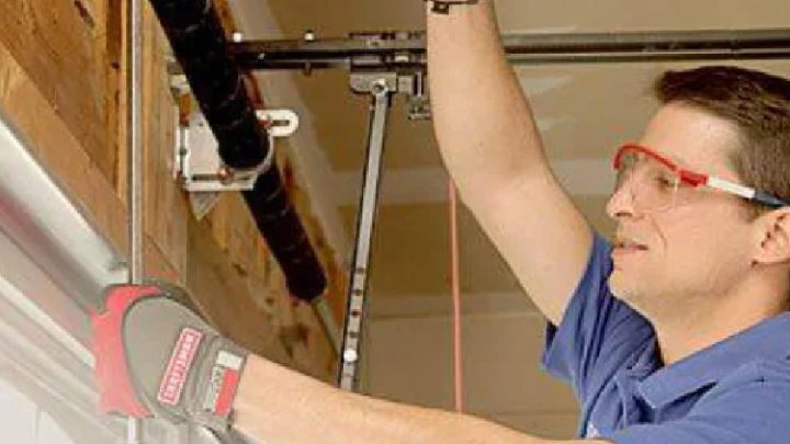 Understanding When to Obtain Professional Garage Door Repair