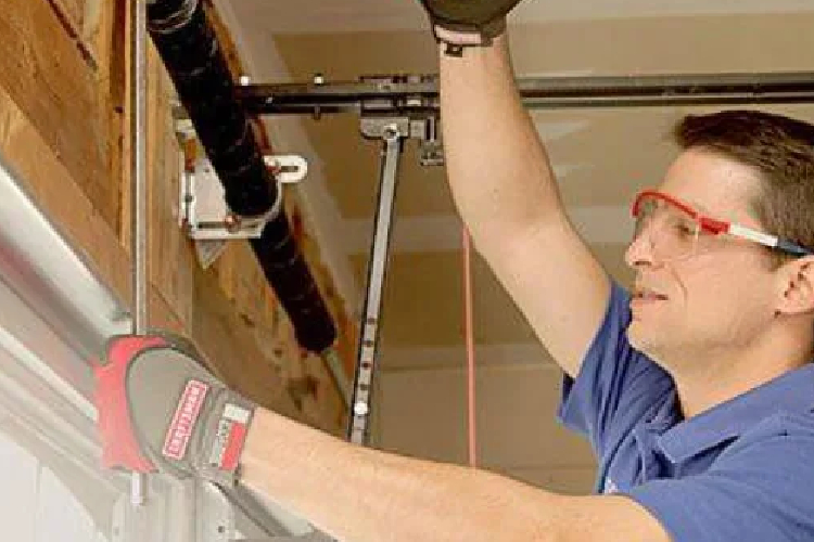 Understanding When to Obtain Professional Garage Door Repair